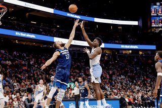 Clint Capela (à droite, à la lutte avec Rudy Gobert) a réussi 4 points et 8 rebonds face aux Timberwolves KEYSTONE/EPA/ERIK S. LESSER